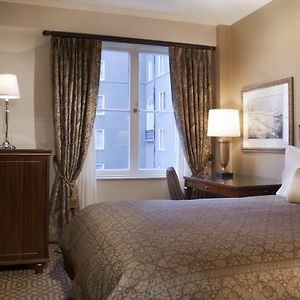 Petite Room 1 Queen Bed